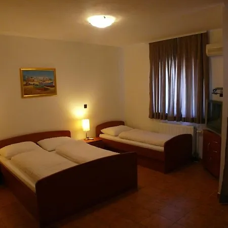 Boutique Paula Τρογκίρ